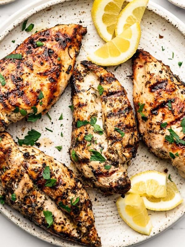 Zitronen-Kräuter-Mariniertes Grillhähnchen, hell und aromatisch