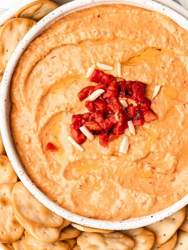 Cremiger gerösteter Rote-Paprika-Hummus, hausgemacht aus Kichererbsen, als Dip oder Brotaufstrich