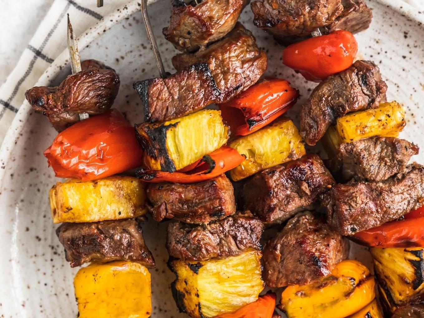 Hawaiianische Steak-Spieße mit Ananas und Paprika