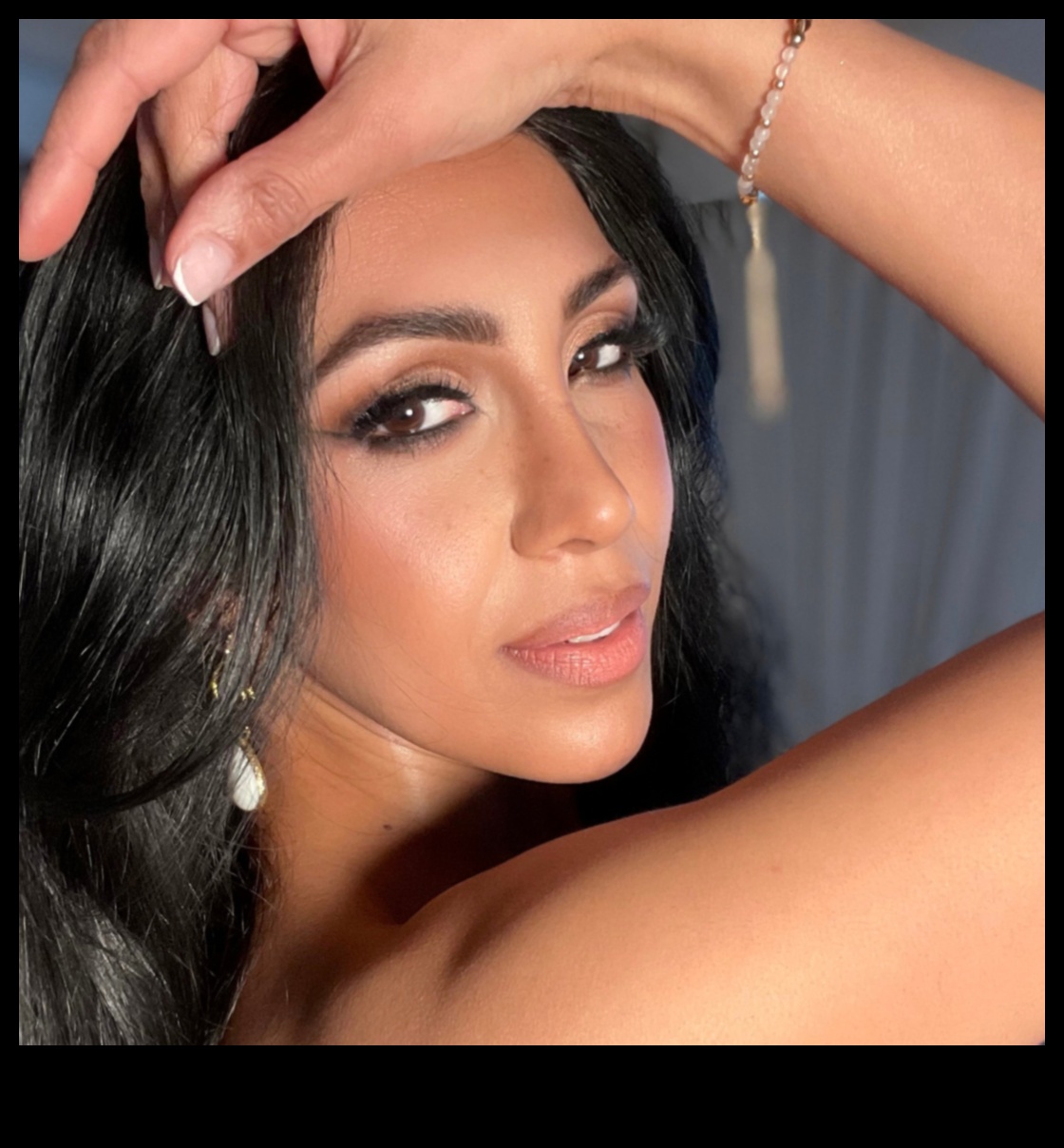 Finisaj impecabil: obținerea unui aspect lustruit cu tehnici naturale de machiaj