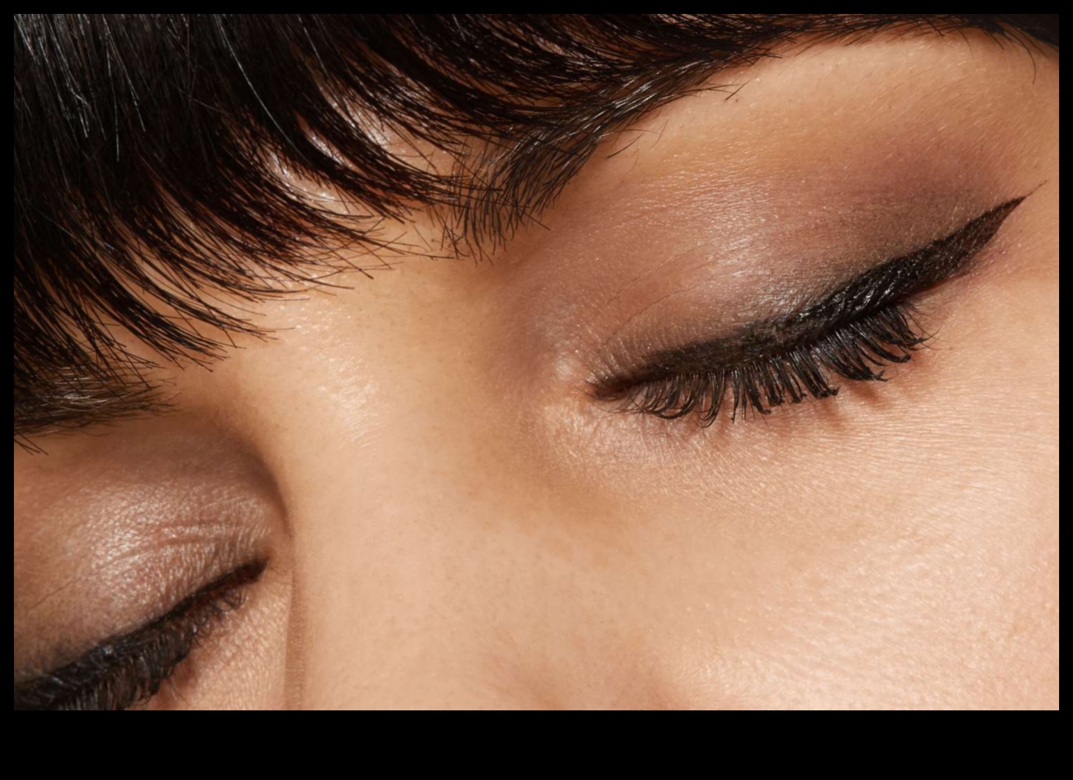 De la fum la sultry cum să realizezi ochii înfiorători pentru orice petrecere 4 De la fum la sultry: atragerea ochilor înfiorători în machiajul petrecerii