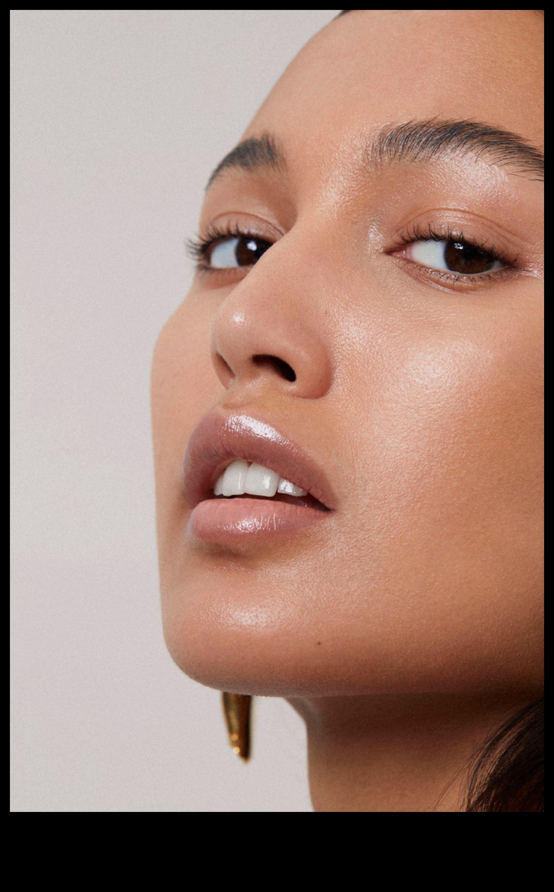 Îmbrățișarea buzelor naturale: realizarea frumuseții fără efort cu glosuri de buze minimaliste