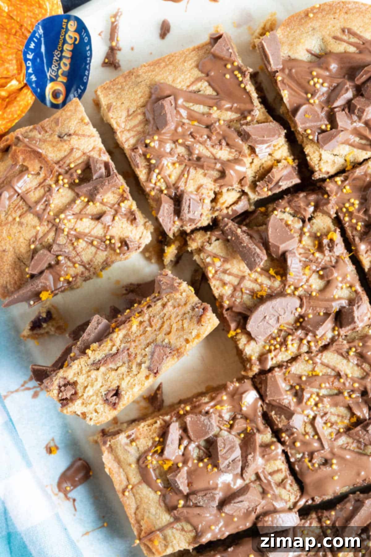 Πανεύκολες Μπάρες Σοκολάτα Πορτοκάλι 5 Chocolate orange tray bake sliced up into squares.