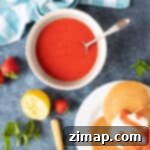 Εύκολο Κουλί Φράουλας 6 Κουλί φράουλας σε ένα μπολ με τηγανίτες και γιαούρτι.
