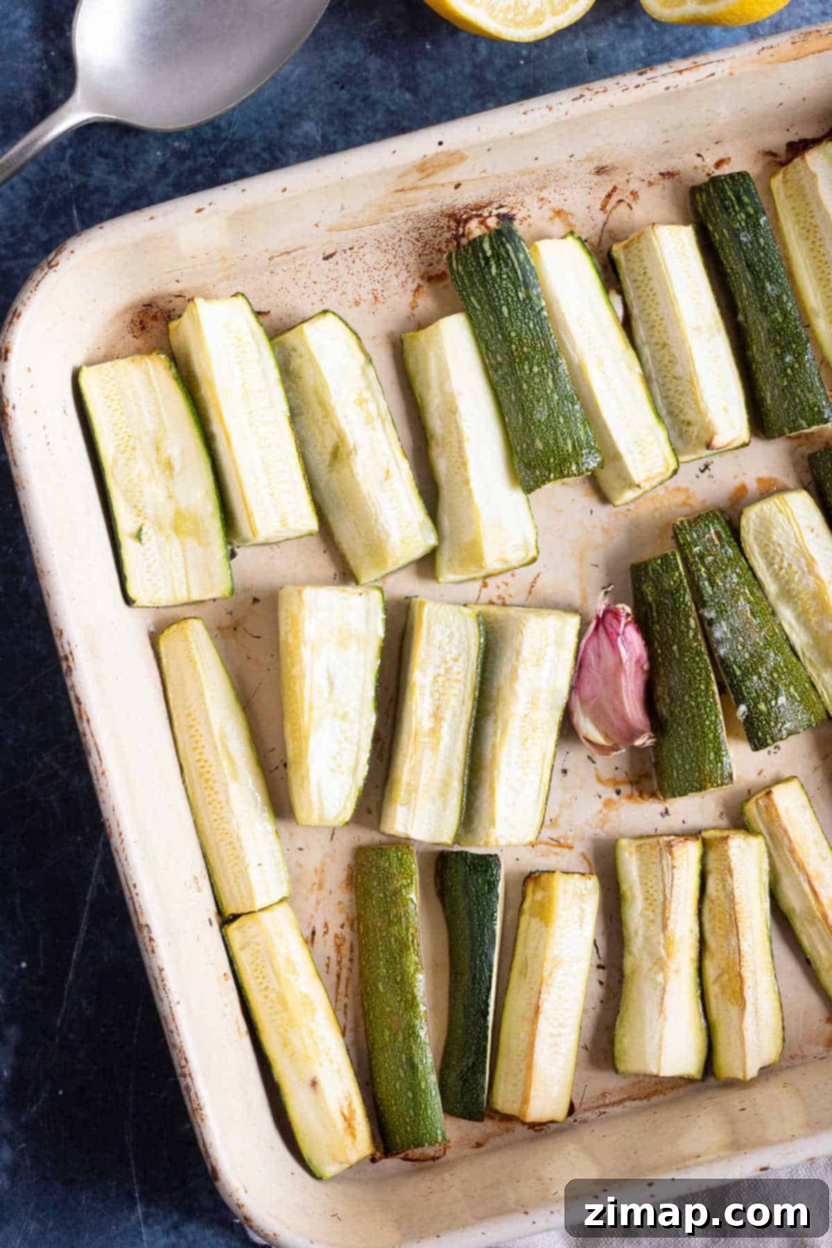 Κολοκυθάκια Φούρνου με Λεμόνι και Σκόρδο 4 Roast courgettes in baking tin.
