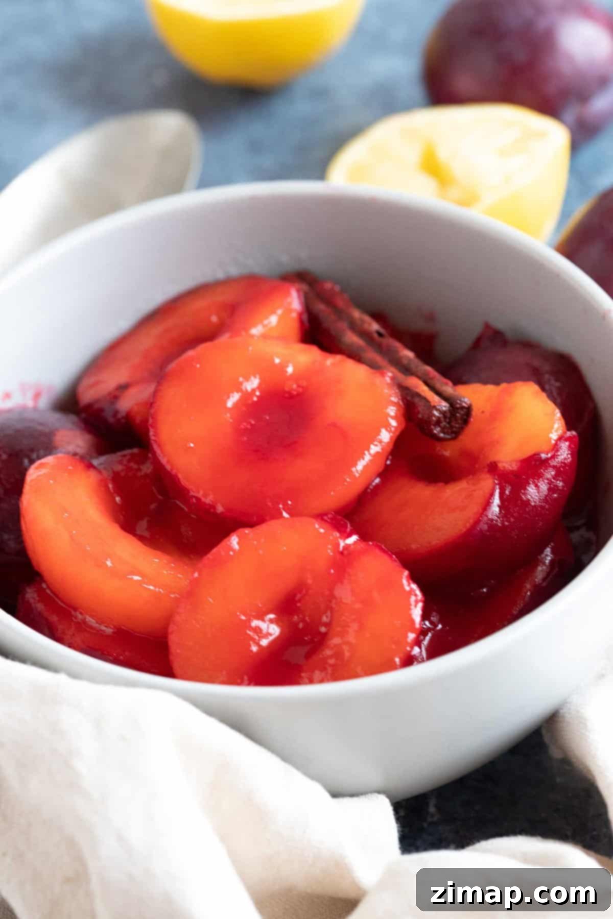 Εύκολη Κομπόστα Δαμάσκηνων 6 Poached plums in a bowl.