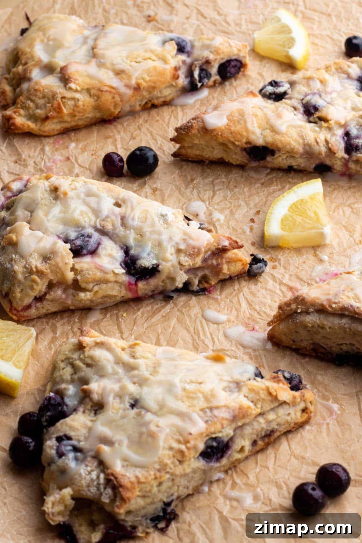 Προζυμένια Μύρτιλα Σκόουνς 2 Scones with blueberries, fresh lemons and a lemon glaze.
