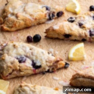 Προζυμένια Μύρτιλα Σκόουνς 8 Scones that blueberries and a lemon glaze with fresh lemons and blueberries.