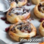 Εύκολα Στριφτάρια Σφολιάτας με Κιμά 7 Στριφτάρια με κιμά φρούτων πασπαλισμένα με ζάχαρη άχνη.