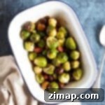 Ψητά Λαχανάκια Βρυξελλών με Τσορίθο και Κάστανα 5 Ψητά Λαχανάκια Βρυξελλών σε ένα λευκό ταψί.