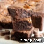 Εύκολα Μπράουνις με Ρόλο 8 Rolo brownies στοιβαγμένα το ένα πάνω στο άλλο.