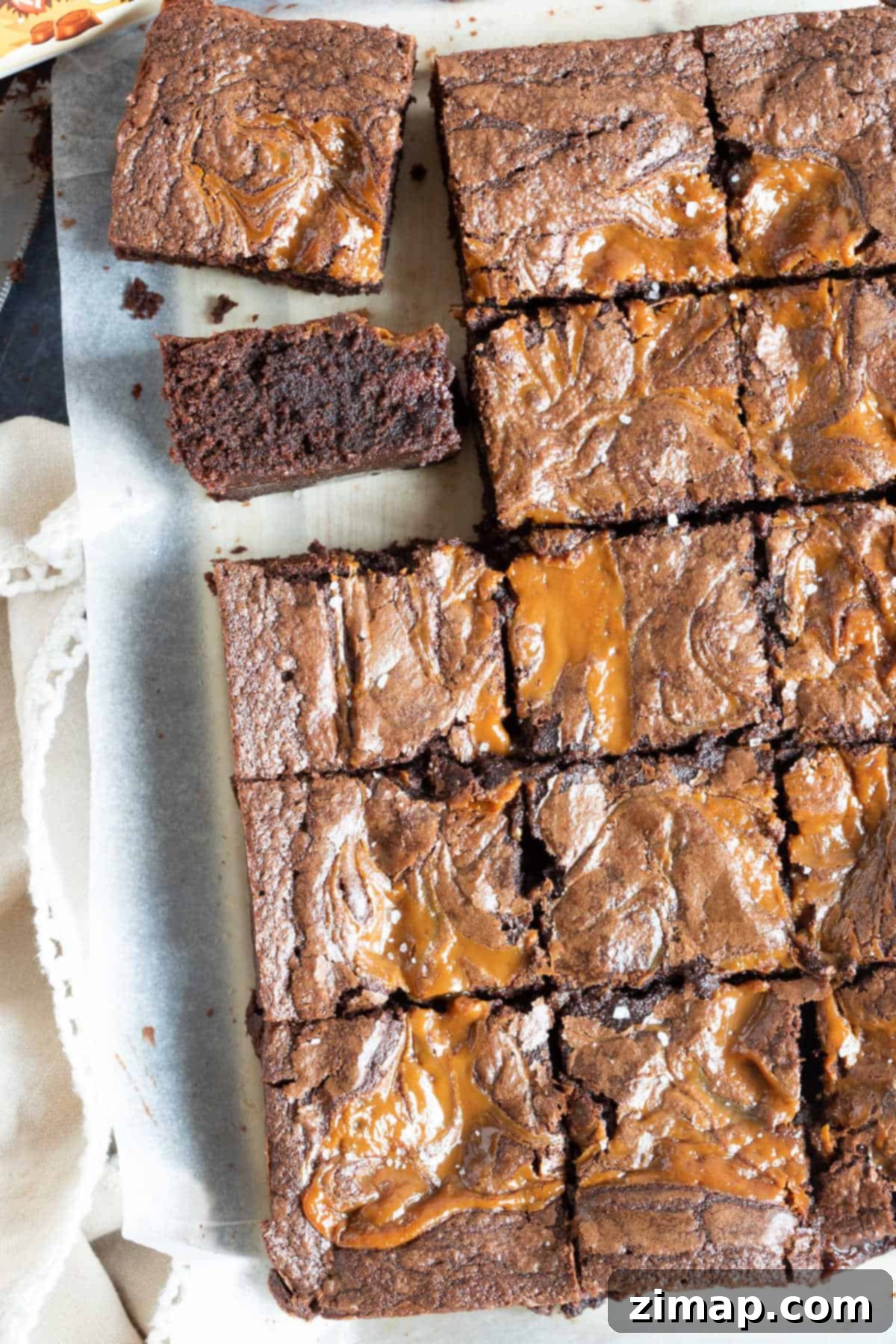 Εύκολα Μπράουνις με Ρόλο 7 Rolo brownies που κόβονται σε μπάρες.