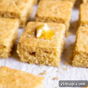 Προζυμένιο Καλαμποκόψωμο 7 Ένα κομμάτι καλαμποκόψωμο με προζύμι με βούτυρο και μέλι από πάνω.