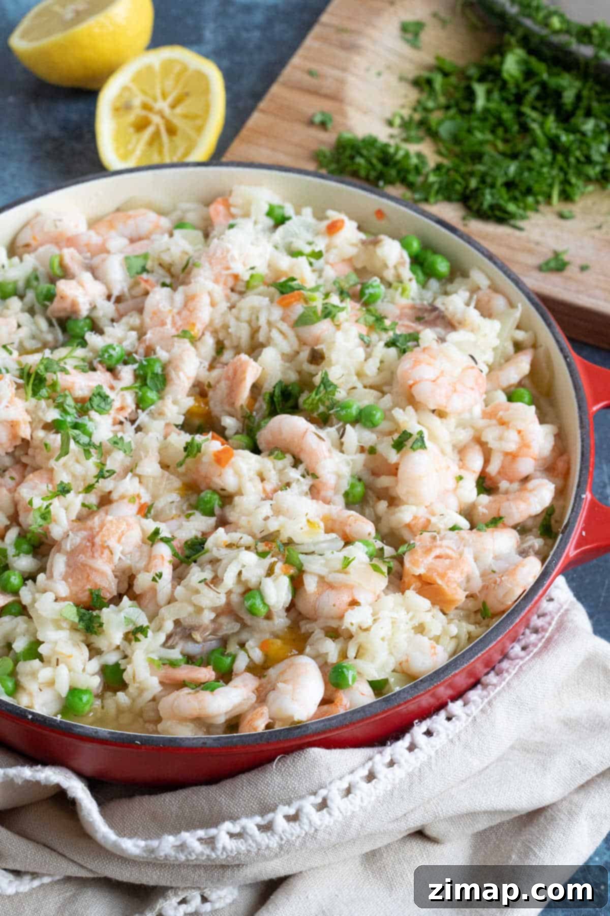 Ριζότο με Καπνιστό Σολομό και Γαρίδες 2 Smoked salmon and prawn risotto with lemon wedges.