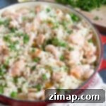 Ριζότο με Καπνιστό Σολομό και Γαρίδες 8 Hot smoked salmon and prawn risotto in a red pan.