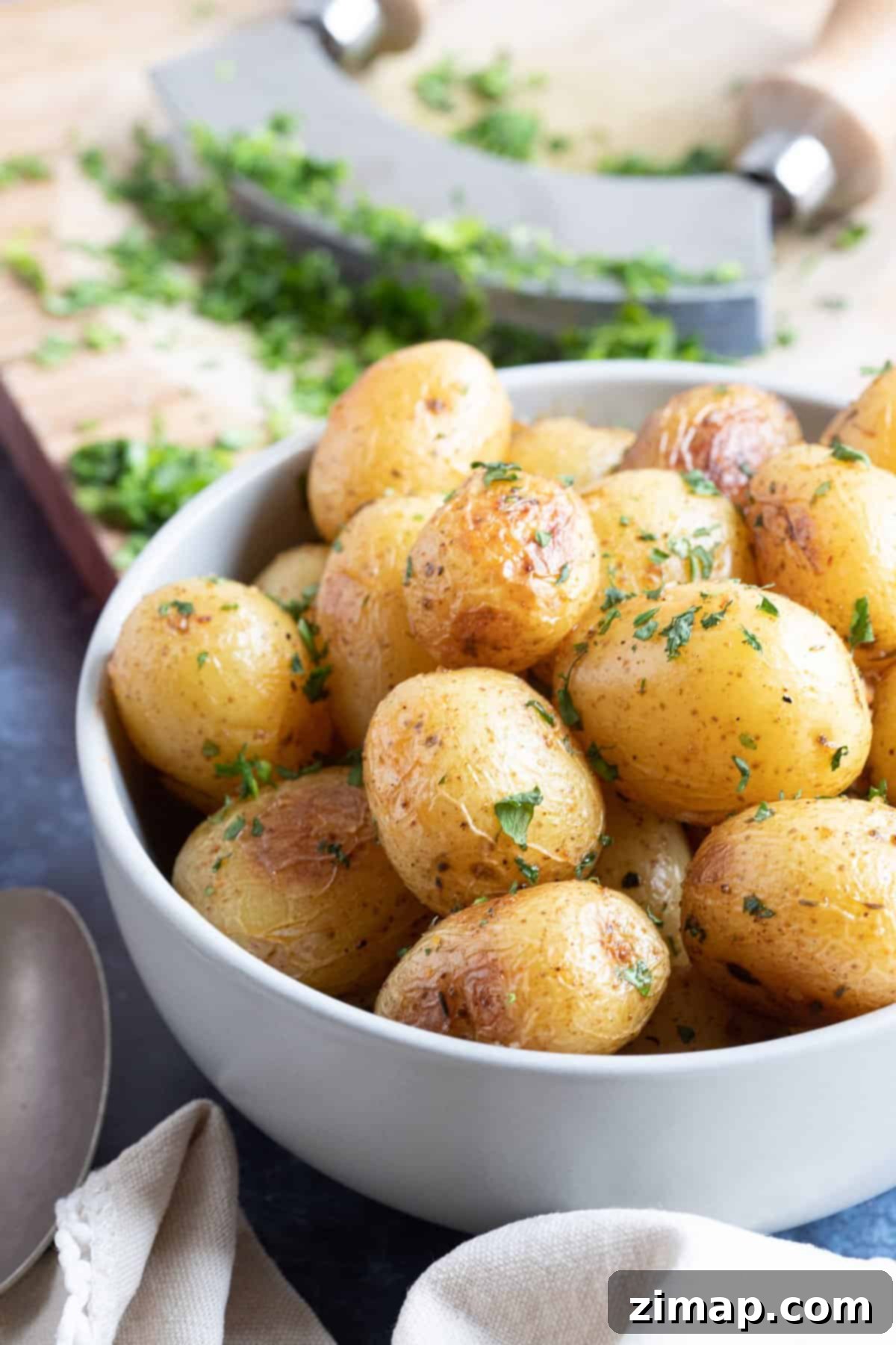 Εύκολες Πατατούλες Φούρνου 2 Oven roasted baby potatoes with herbs.