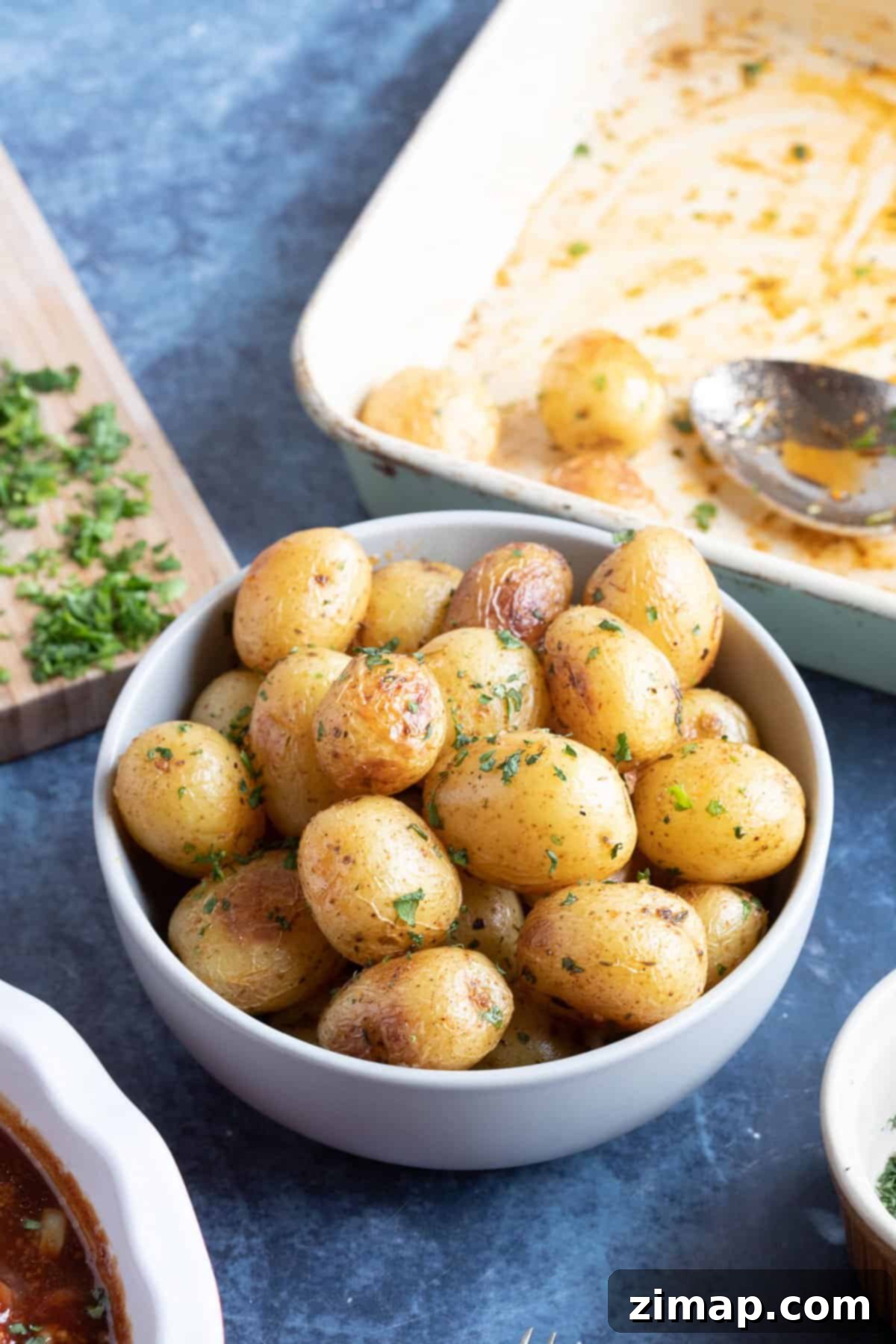 Εύκολες Πατατούλες Φούρνου 5 A bowl of roasted baby potatoes.