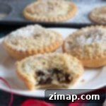 Εύκολα Τριφτά Μινς Πάι 9 Μίνι τάρτες κρέας με τραγανή επικάλυψη κρούστας σε ένα πιάτο.