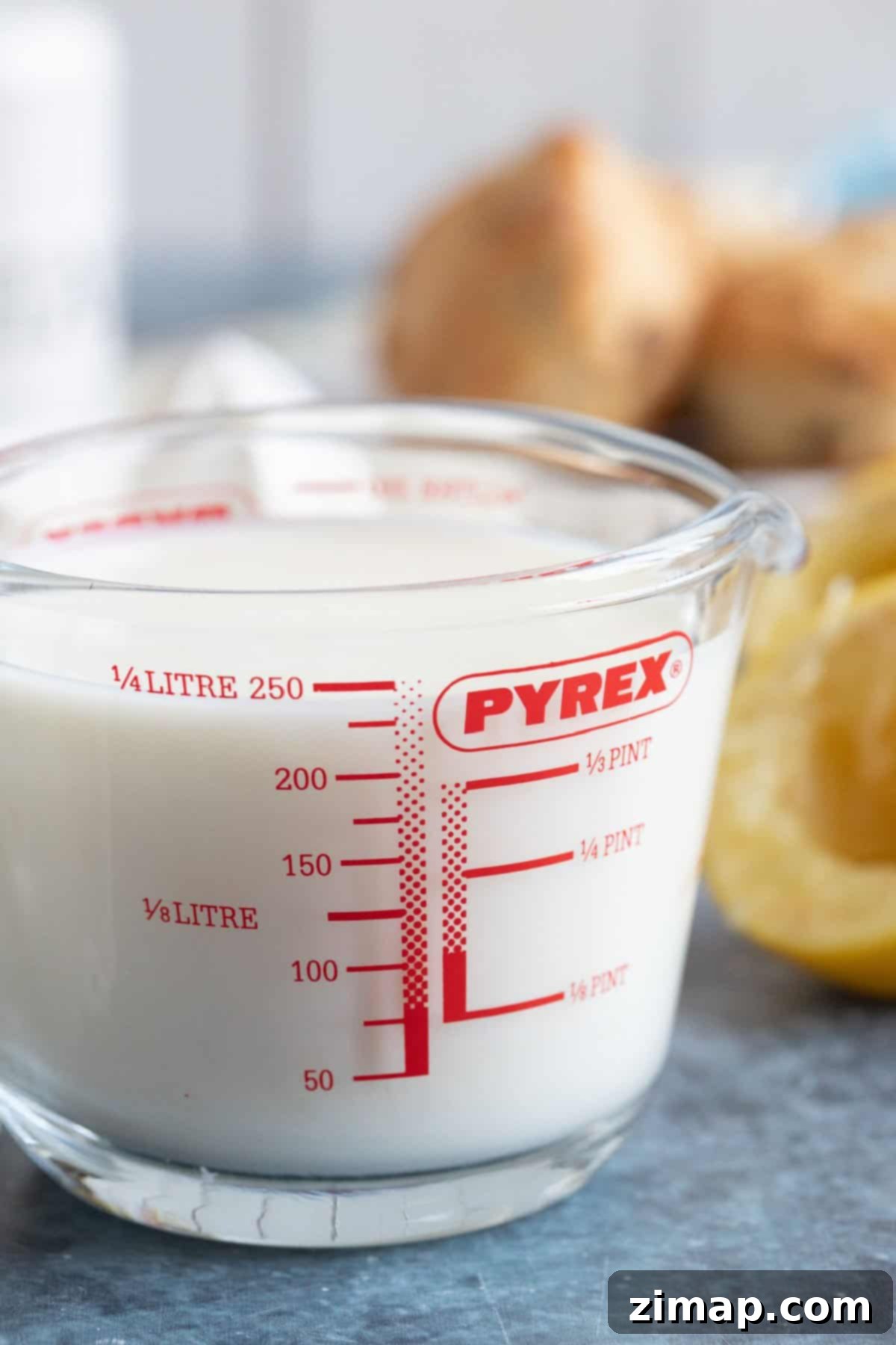 Πανεύκολο Βουτυρόγαλα με Δύο Υλικά 3 A jug of buttermilk made at home with lemons and milk.
