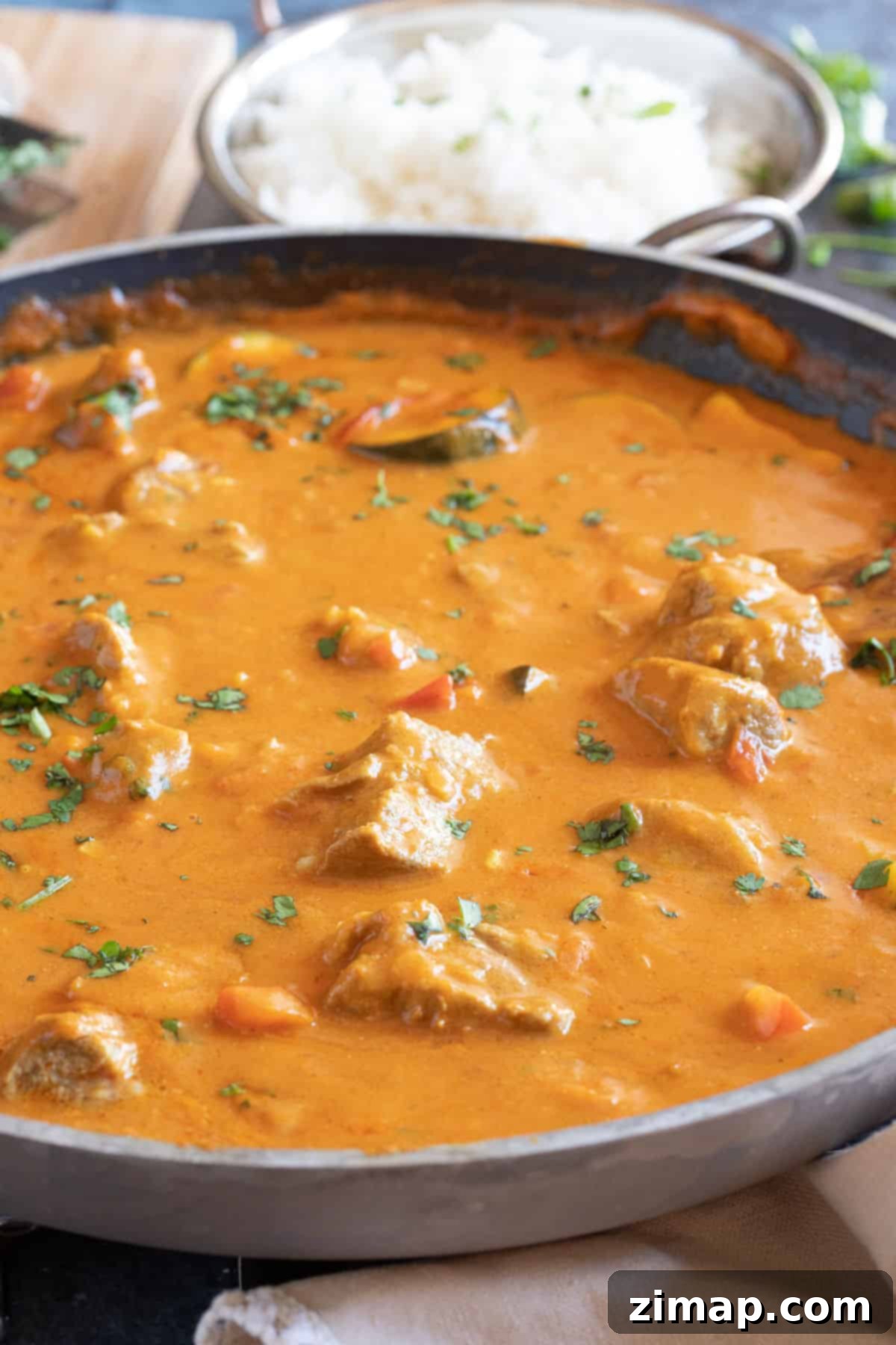 Εύκολο Τίκα Μασάλα με Αρνί 7 Αρνί tikka masala που σιγοβράζει σε ένα τηγάνι.