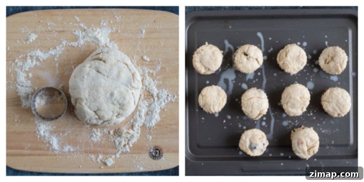 Αφράτα Γλυκάκια με Κεράσια και Αμύγδαλα 6 Scones σε ταψί ψησίματος.