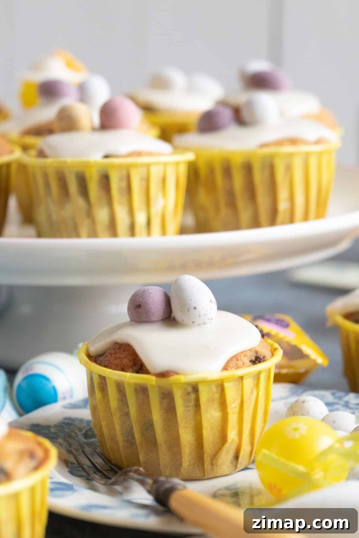 Πασχαλινά Μάφινς 6 Simnel muffins σε κίτρινες θήκες muffin.