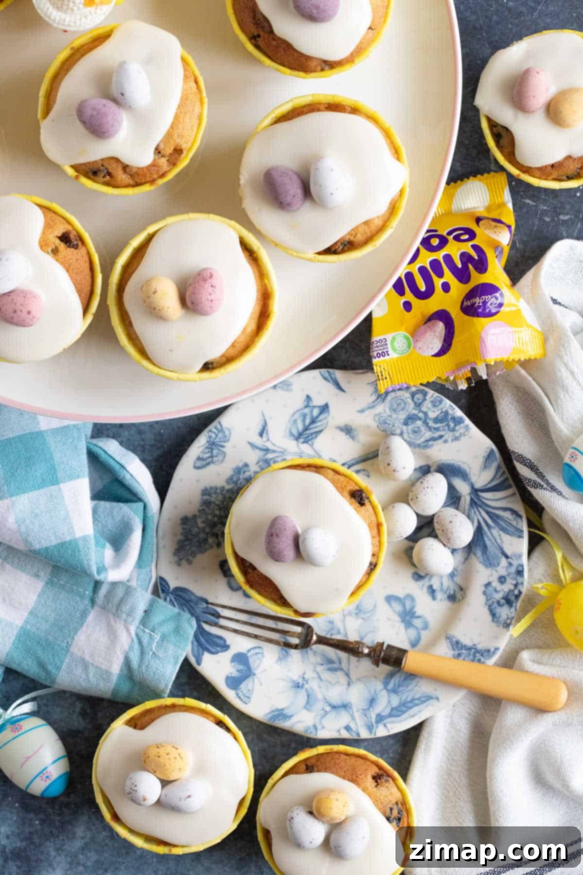 Πασχαλινά Μάφινς 7 Εικόνα από πάνω των Simnel muffins σε βάση για κέικ.