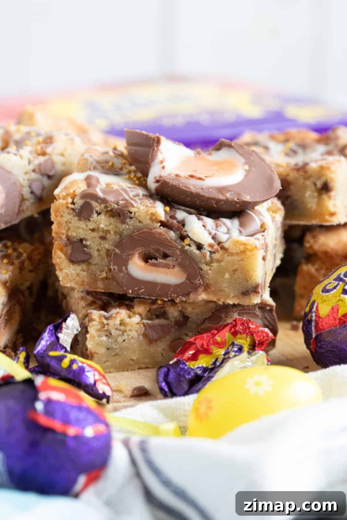 Εύκολα Μπλοντις με Αυγά Cadbury Κρέμας 2 Μια στοίβα από λαχταριστά blondies με αυγά Cadbury Creme.
