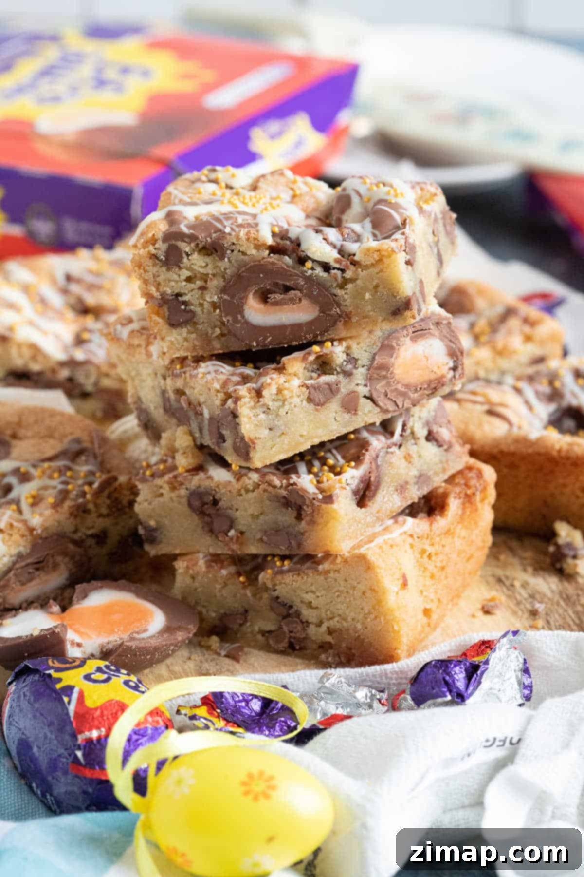 Εύκολα Μπλοντις με Αυγά Cadbury Κρέμας 4 Πασχαλινά blondies με αυγά Cadbury Creme σε στοίβα.