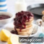 Εύκολη Συνταγή για Κομπόστα με Διάφορα Μούρα 7 Παγωμένη κομπόστα μούρων σερβιρισμένη πάνω σε τηγανίτες.