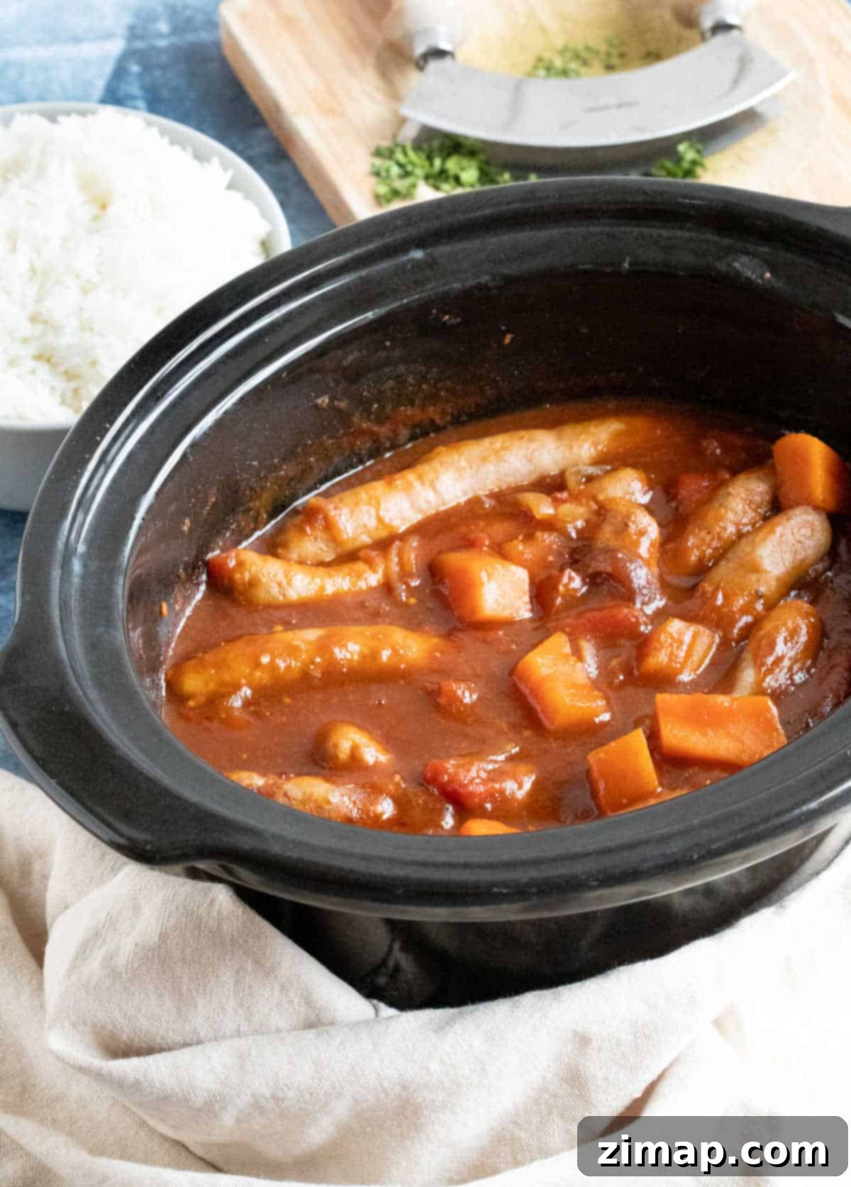 Εύκολο Πιάτο Λουκάνικου Σιγανής Κουζίνας 6 Sausage casserole in a slow cooker basin.