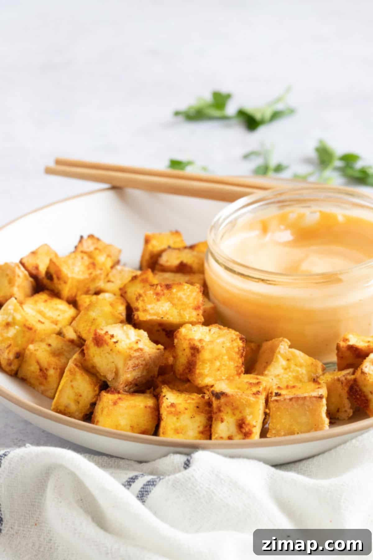 Τραγανό Τόφου Αέρος 8 Crispy tofu bites on a plate.