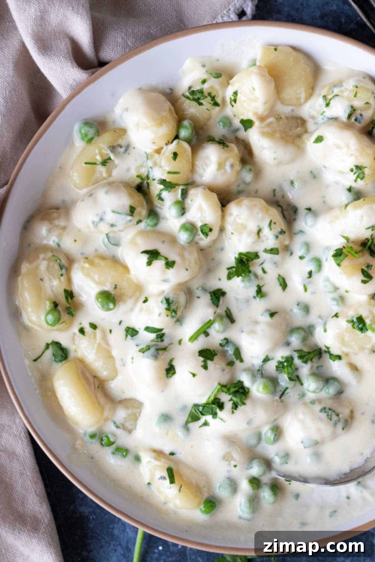 Ένα πιάτο gnocchi με κρεμώδη σάλτσα μπλε τυριού.