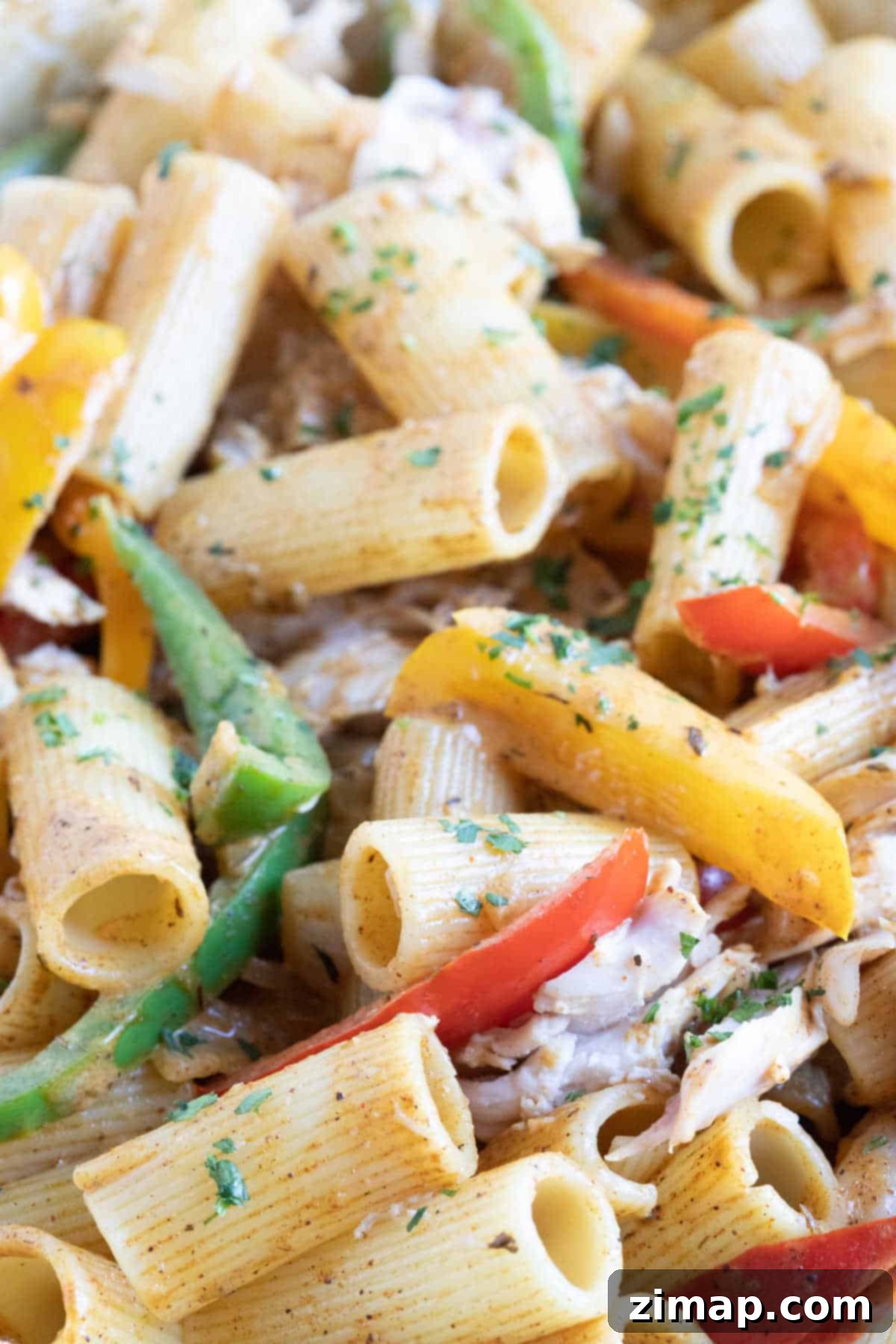 Ράστα Μακαρόνια με Κοτόπουλο 6 A close up photograph of rasta pasta.