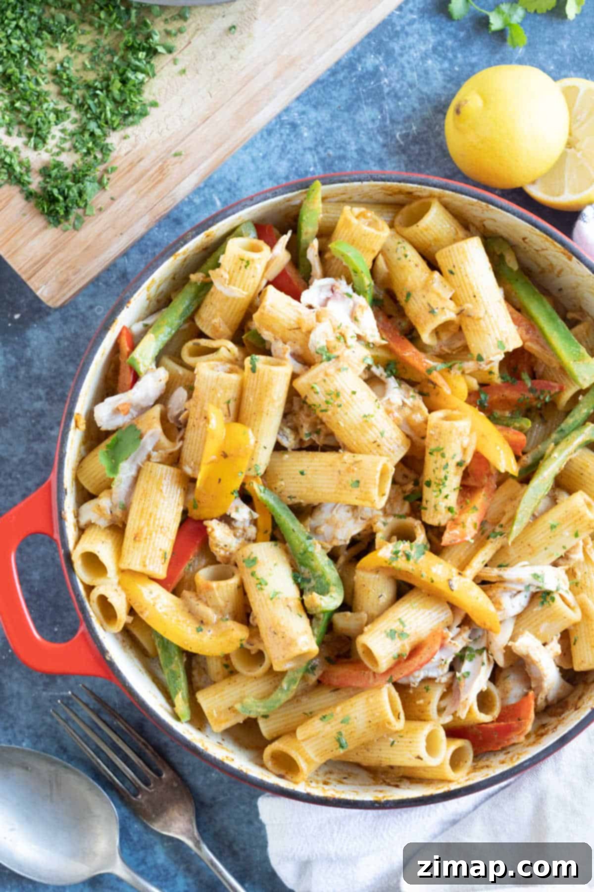 Ράστα Μακαρόνια με Κοτόπουλο 7 Rasta pasta in a red pan with chicken.