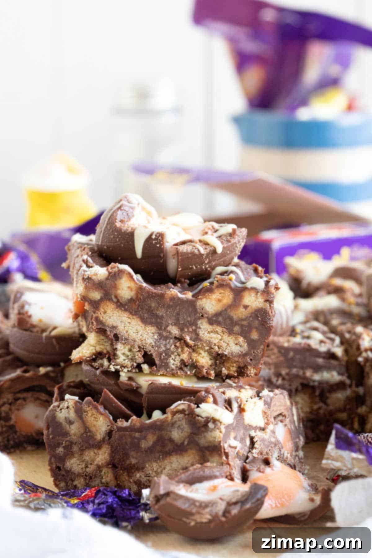 Η Απόλυτη Συνταγή Τίφιν με Αυγά Κρέμας Cadbury 2 Μπάρες tiffin με Creme Eggs στοιβαγμένες η μία πάνω στην άλλη.