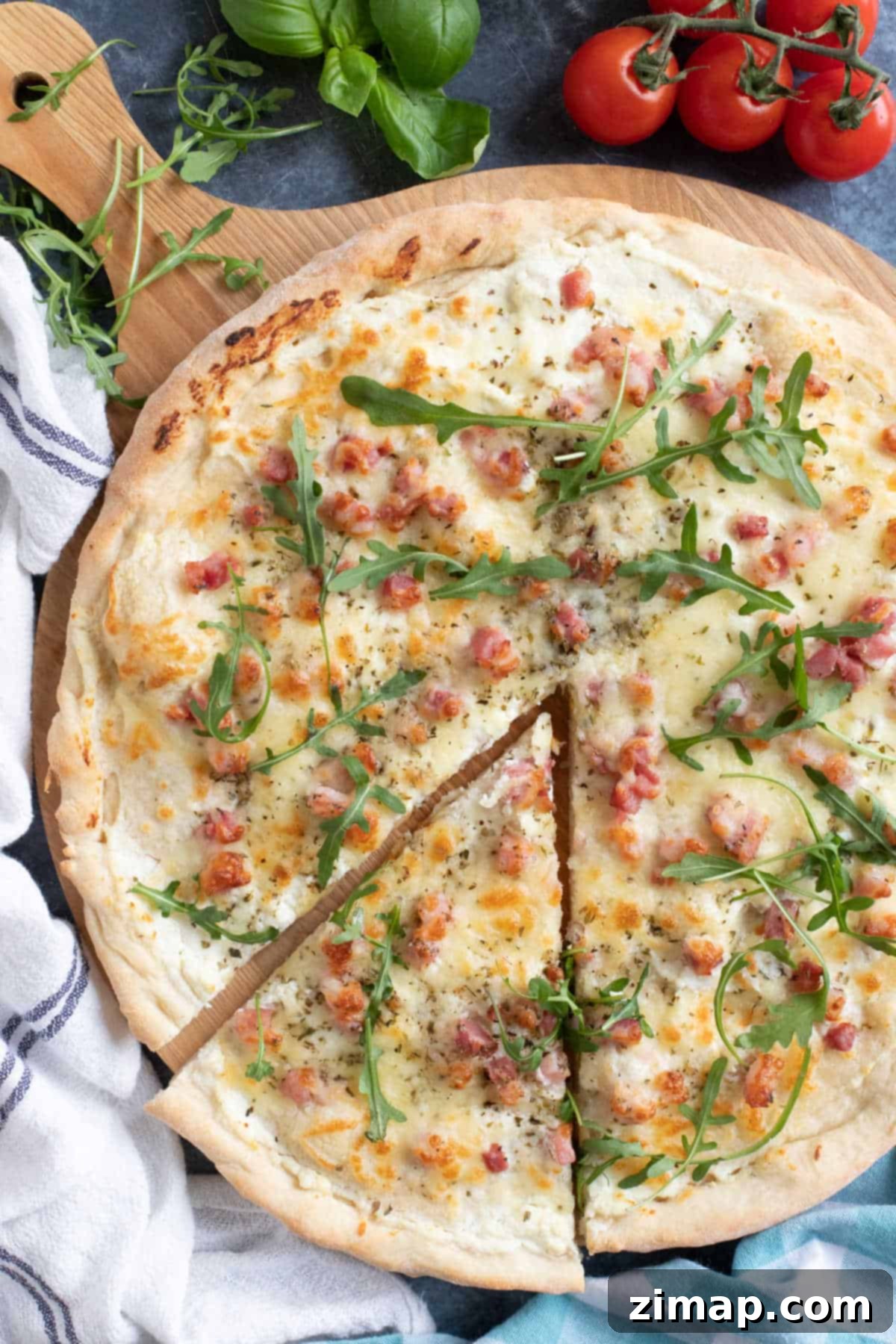 Η καλύτερη λευκή πίτσα 2 Pizza bianca σε ξύλινη επιφάνεια.