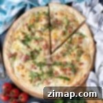 Η καλύτερη λευκή πίτσα 8 Pizza Bianca με ένα κομμάτι κομμένο.