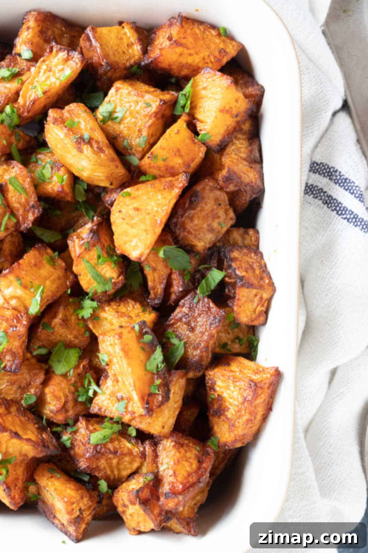 Η Πιο Εύκολη Συνταγή για Ψητό Ρουταμπάγκα 5 Roasted swede in a white serving dish.
