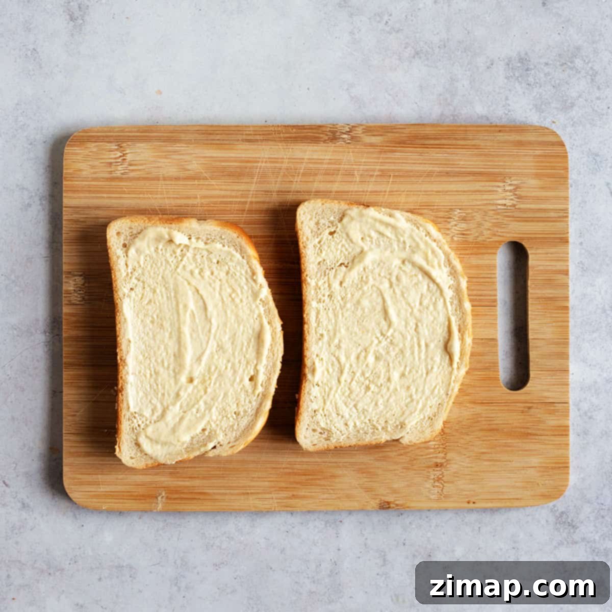 Τραγανό Τοστ Φριτέζας Αέρος 5 Two slices of bread spread with mustard mayo.
