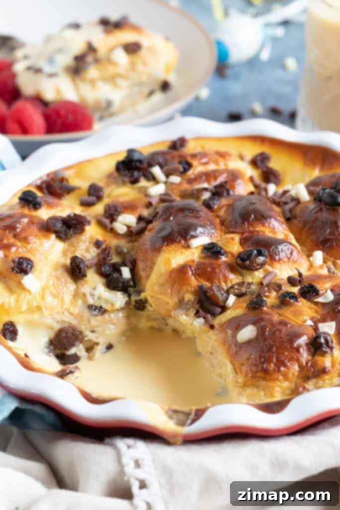 Εύκολη Πουτίγκα Hot Cross Bun 2 Πουτίγκα Hot Cross Bun σε κόκκινο ταψί για πίτες.