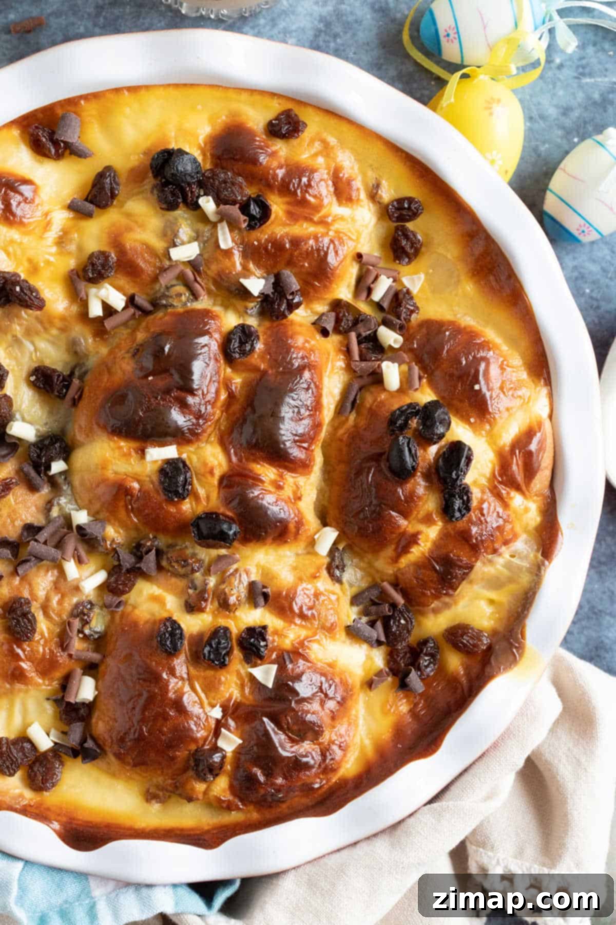 Εύκολη Πουτίγκα Hot Cross Bun 6 Πουτίγκα ψωμιού και βουτύρου Hot Cross Bun σε ταψί.