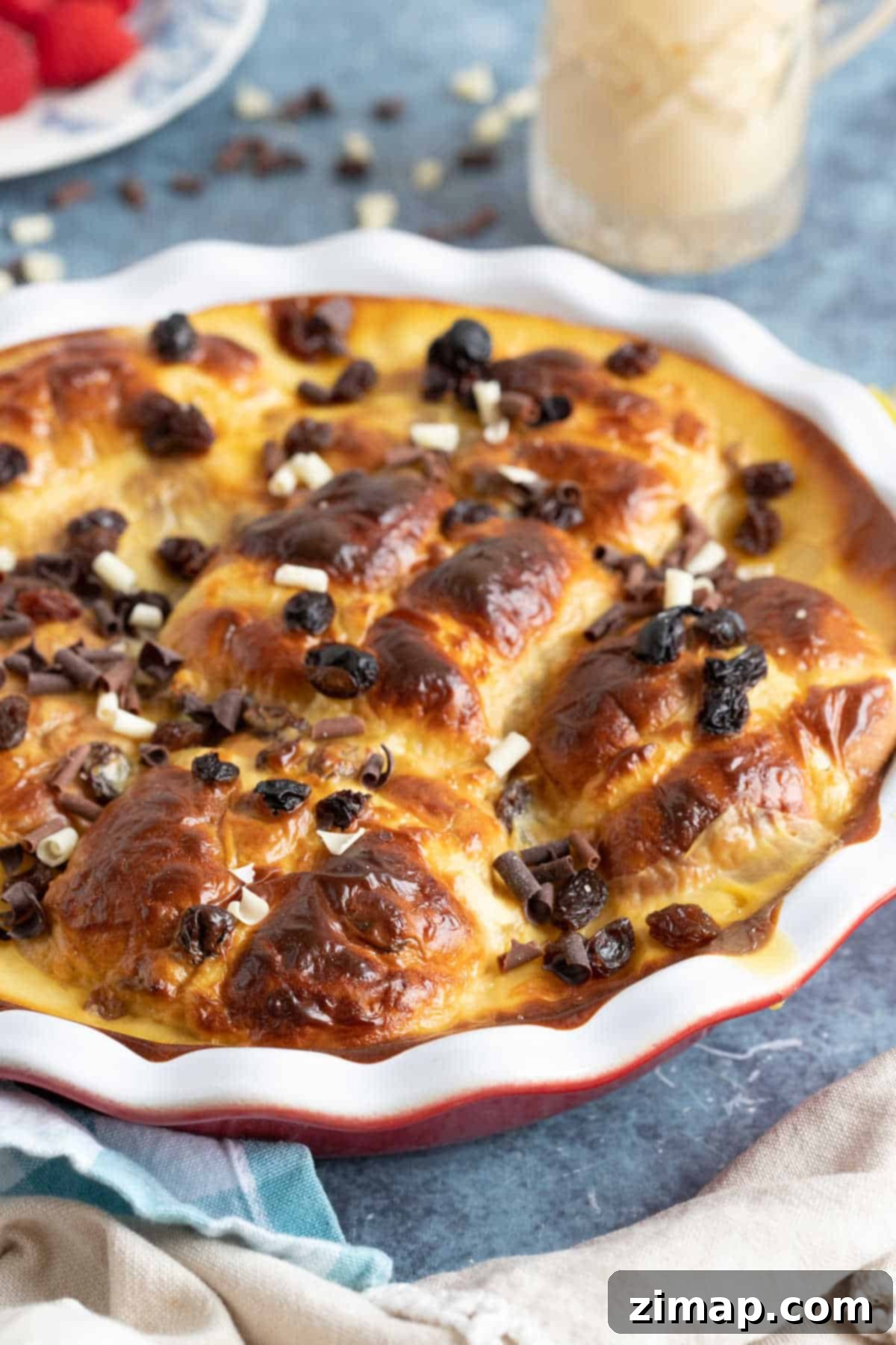 Εύκολη Πουτίγκα Hot Cross Bun 7 Πουτίγκα ψωμιού και βουτύρου Hot Cross Bun πασπαλισμένη με κομματάκια σοκολάτας.