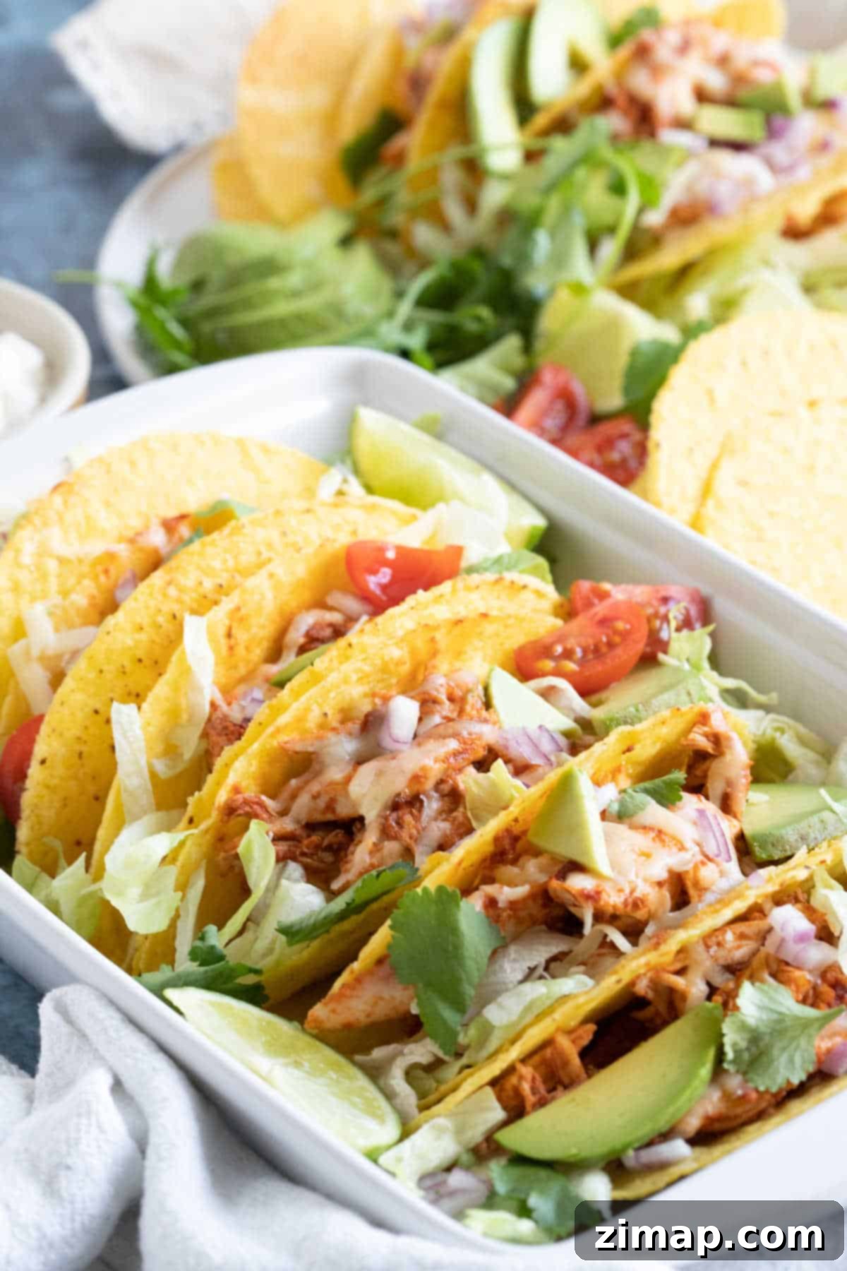 Εύκολα Τάκος με Περισσεύματα Κοτόπουλου 2 Leftover roast chicken tacos in a baking dish.