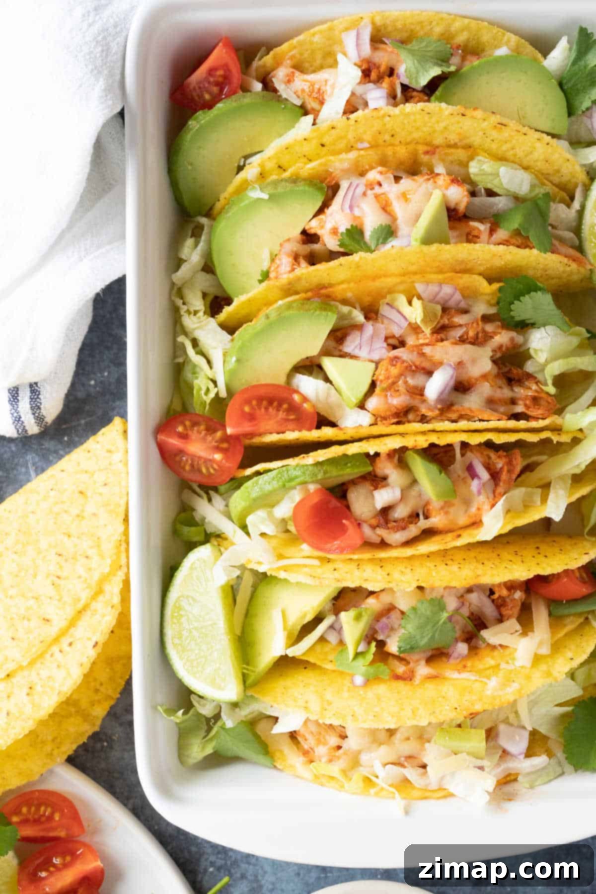 Εύκολα Τάκος με Περισσεύματα Κοτόπουλου 5 Leftover roast chicken tacos in a baking dish.