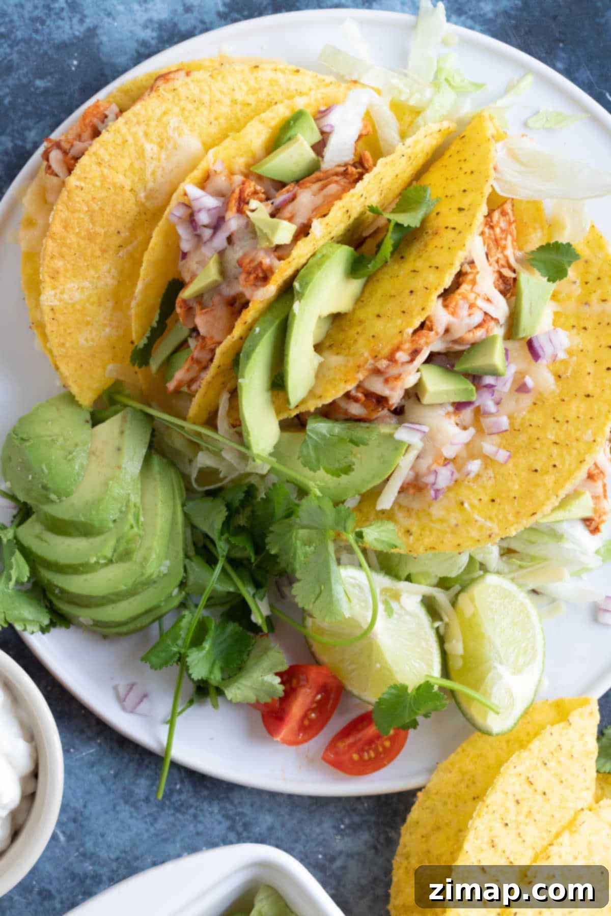 Εύκολα Τάκος με Περισσεύματα Κοτόπουλου 6 Chicken tacos in corn tortilla shells.