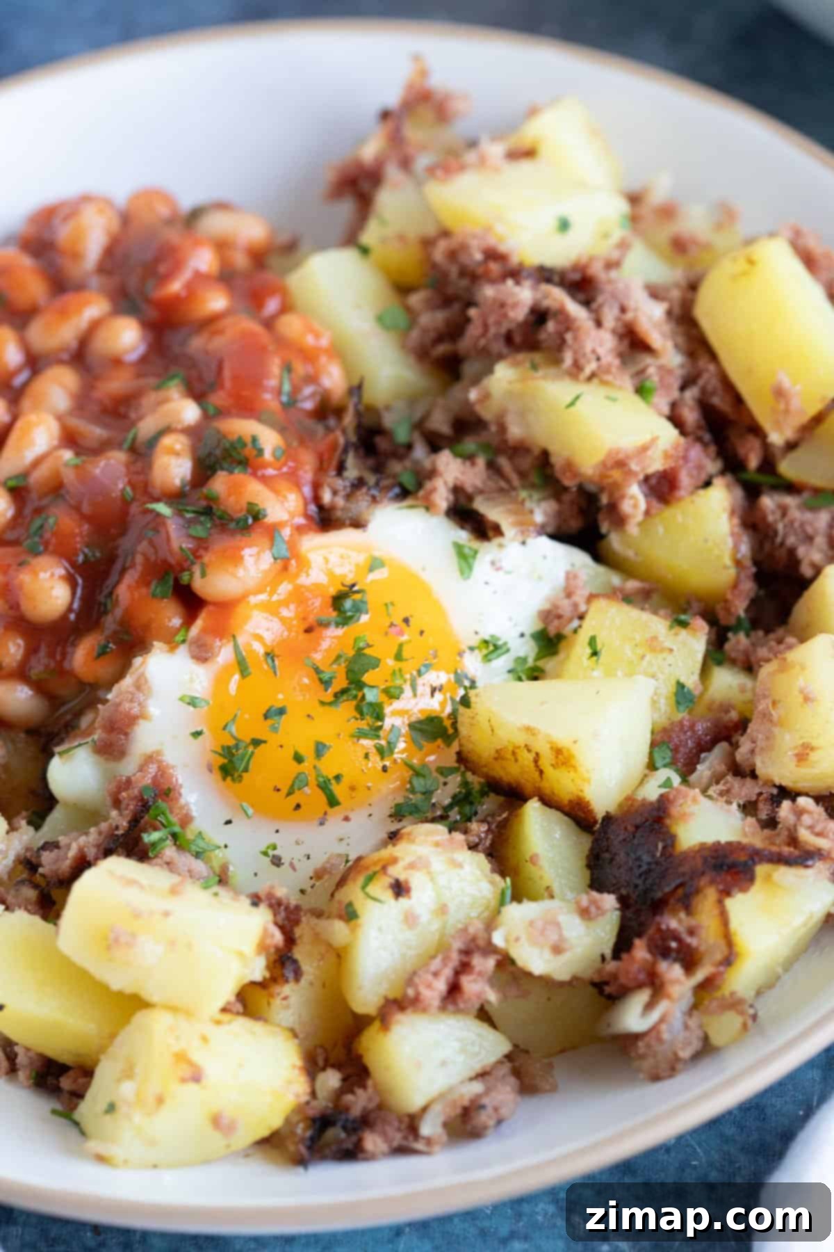 Εύκολη Τηγανιά με Παστό Βοδινό και Αυγά 2 Corned beef hash με φασόλια φούρνου.