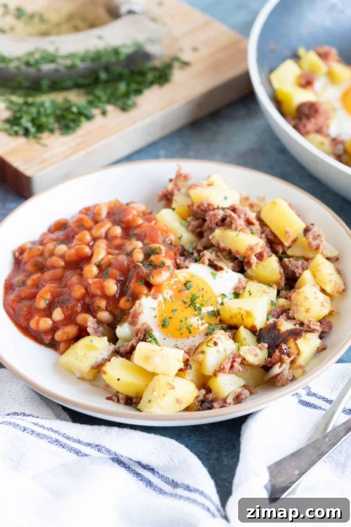 Εύκολη Τηγανιά με Παστό Βοδινό και Αυγά 6 Corned beef hash με τηγανητό αυγό και φασόλια φούρνου.