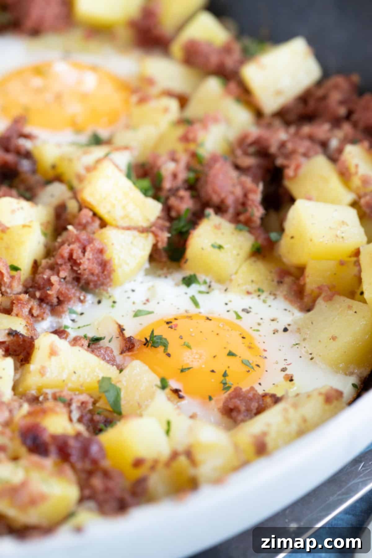 Εύκολη Τηγανιά με Παστό Βοδινό και Αυγά 7 Corned beef hash σε τηγάνι.