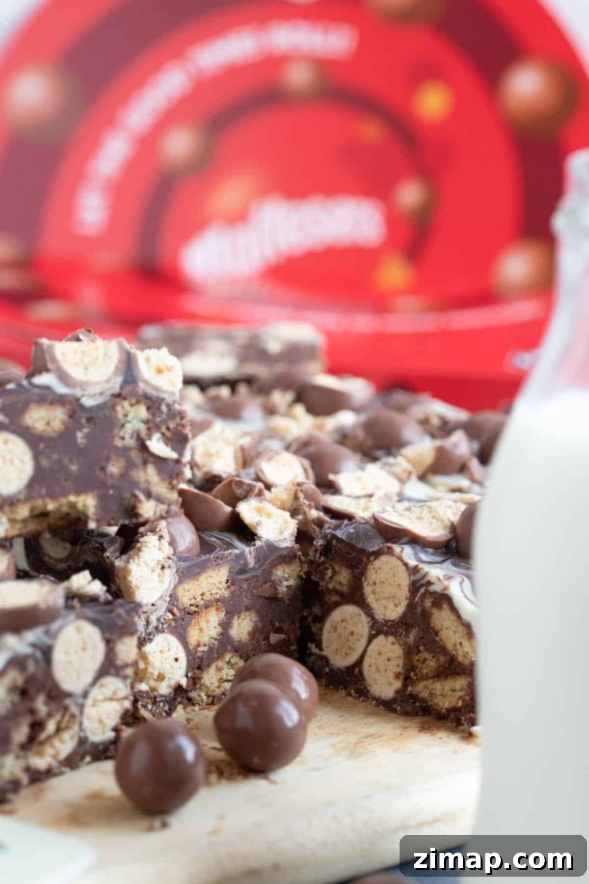Το Αξεπέραστο Μπισκοτογλυκό Μαλτέζερ 9 No bake Malteser traybake cut into bars on a wooden board.